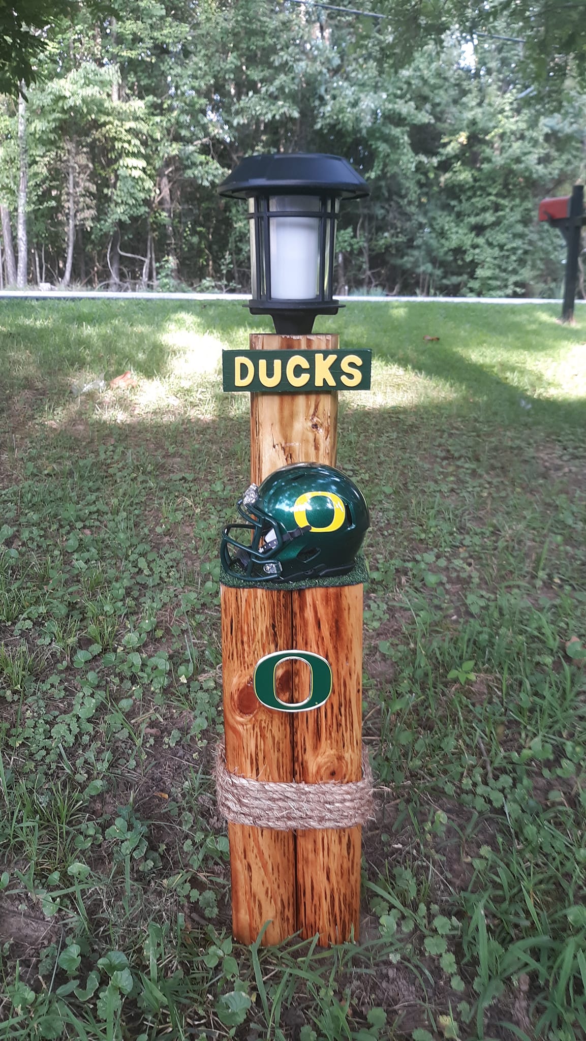 Large Oregon Ducks Post